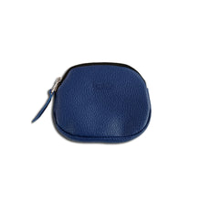 Load image into Gallery viewer, Berthille Porte-monnaie couleur bleue, en cuir grainé pleine fleur, vue de face.