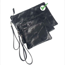 Charger l'image dans la galerie, Pochette en cuir vernis noir – élégante, brillante et intemporelle. Un accessoire chic pour organiser vos essentiels et sublimer toutes vos tenues, du quotidien aux soirées.