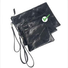 Charger l'image dans la galerie, Pochette en cuir vernis noir – élégante, brillante et intemporelle. Un accessoire chic pour organiser vos essentiels et sublimer toutes vos tenues, du quotidien aux soirées.