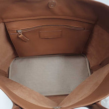 Load image into Gallery viewer, L’art du cuir signé Berthille – Sac cabas féminin et raffiné - zoom intérieur non doublé pour plus de légèreté
