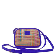 Load image into Gallery viewer, L'accessoire mode femme essentiel à votre dressing : le petit porté travers de la Maison Berthille. Déclinée en raphia et velours pour la saison été 2025. SS25