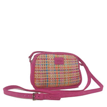 Load image into Gallery viewer, L'accessoire mode femme essentiel à votre dressing : le petit porté travers de la Maison Berthille. Déclinée en raphia et velours pour la saison été 2025. SS25