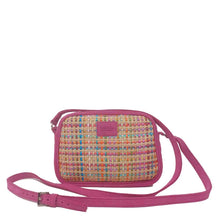 Load image into Gallery viewer, L'accessoire mode femme essentiel à votre dressing : le petit porté travers de la Maison Berthille. Déclinée en raphia et velours pour la saison été 2025. SS25