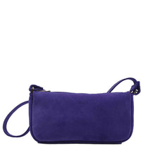 Load image into Gallery viewer, L'accessoire mode femme essentiel à votre dressing : la Pochette Berthe de la Maison Berthille. Déclinée en velours pour la saison été 2025. SS25