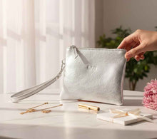 Charger l'image dans la galerie, Raffinée et lumineuse, notre pochette en cuir offre une élégance subtile et intemporelle.