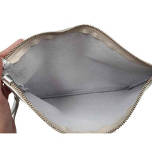 Charger l'image dans la galerie, Raffinée et lumineuse, notre pochette en cuir offre une élégance subtile et intemporelle.