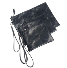 Charger l'image dans la galerie, Pochette en cuir vernis noir – élégante, brillante et intemporelle. Un accessoire chic pour organiser vos essentiels et sublimer toutes vos tenues, du quotidien aux soirées.