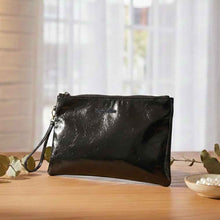 Charger l'image dans la galerie, Pochette en cuir vernis noir – élégante, brillante et intemporelle. Un accessoire chic pour organiser vos essentiels et sublimer toutes vos tenues, du quotidien aux soirées.