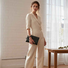 Charger l'image dans la galerie, Pochette en cuir vernis noir – élégante, brillante et intemporelle. Un accessoire chic pour organiser vos essentiels et sublimer toutes vos tenues, du quotidien aux soirées.