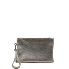 Load image into Gallery viewer, Raffinée et lumineuse, notre pochette en cuir offre une élégance subtile et intemporelle.