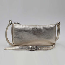 Charger l'image dans la galerie, Pochette de soirée argentée – Élégance et raffinement pour une touche glamour.