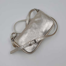 Charger l'image dans la galerie, Pochette de soirée argentée – Élégance et raffinement pour une touche glamour.