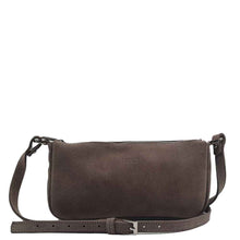 Charger l'image dans la galerie, L'accessoire mode femme essentiel à votre dressing : la Pochette Berthe de la Maison Berthille. Déclinée en velours pour la saison été 2025. SS25