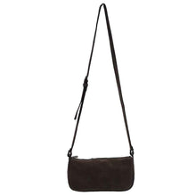 Charger l'image dans la galerie, L'accessoire mode femme essentiel à votre dressing : la Pochette Berthe de la Maison Berthille. Déclinée en velours pour la saison été 2025. SS25