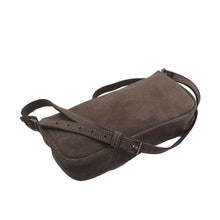Charger l'image dans la galerie, L'accessoire mode femme essentiel à votre dressing : la Pochette Berthe de la Maison Berthille. Déclinée en velours pour la saison été 2025. SS25