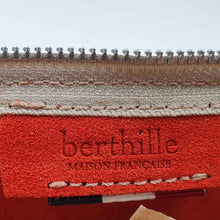 Charger l'image dans la galerie, L'accessoire mode femme essentiel à votre dressing : la Pochette Berthe de la Maison Berthille. Déclinée en velours pour la saison été 2025. SS25