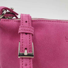 Charger l'image dans la galerie, L'accessoire mode femme essentiel à votre dressing : la Pochette Berthe de la Maison Berthille. Déclinée en velours pour la saison été 2025. SS25