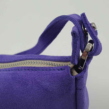 Charger l'image dans la galerie, L'accessoire mode femme essentiel à votre dressing : la Pochette Berthe de la Maison Berthille. Déclinée en velours pour la saison été 2025. SS25