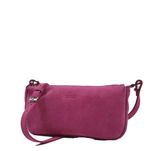 Charger l'image dans la galerie, L'accessoire mode femme essentiel à votre dressing : la Pochette Berthe de la Maison Berthille. Déclinée en velours pour la saison été 2025. SS25