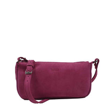 Charger l'image dans la galerie, L'accessoire mode femme essentiel à votre dressing : la Pochette Berthe de la Maison Berthille. Déclinée en velours pour la saison été 2025. SS25