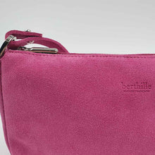 Charger l'image dans la galerie, L'accessoire mode femme essentiel à votre dressing : la Pochette Berthe de la Maison Berthille. Déclinée en velours pour la saison été 2025. SS25