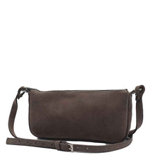 Charger l'image dans la galerie, L'accessoire mode femme essentiel à votre dressing : la Pochette Berthe de la Maison Berthille. Déclinée en velours pour la saison été 2025. SS25