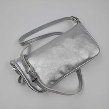 Charger l'image dans la galerie, Pochette de soirée argentée – Élégance et raffinement pour une touche glamour.