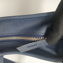 Load image into Gallery viewer, Sac Bandoulière Cuir gras bleu "sauvage jean" - Maison Berthille
