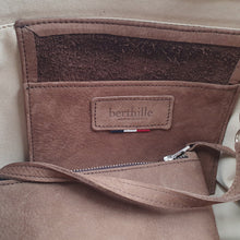 Load image into Gallery viewer, Sac cuir de luxe en cuir nubuck touché peau de pêche fait main – Maison Berthille