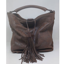 Charger l'image dans la galerie, Magnifique sac en cuir vieilli marron porté épaule avec pompons Maison Berthille
