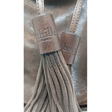 Charger l'image dans la galerie, Magnifique sac en cuir vieilli marron porté épaule avec pompons Maison Berthille