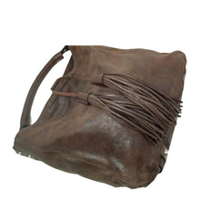 Charger l'image dans la galerie, Magnifique sac en cuir vieilli marron porté épaule avec pompons Maison Berthille