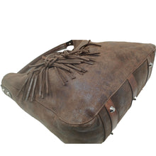 Charger l'image dans la galerie, Magnifique sac en cuir vieilli marron porté épaule avec pompons Maison Berthille