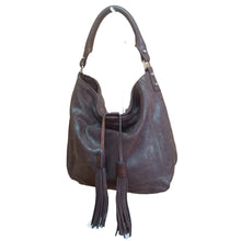 Charger l'image dans la galerie, Magnifique sac en cuir vieilli marron porté épaule avec pompons Maison Berthille