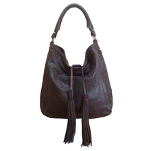 Charger l'image dans la galerie, Magnifique sac en cuir vieilli marron porté épaule avec pompons Maison Berthille