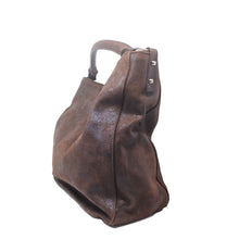 Charger l'image dans la galerie, Magnifique sac en cuir vieilli marron porté épaule avec pompons Maison Berthille