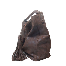 Charger l'image dans la galerie, Magnifique sac en cuir vieilli marron porté épaule avec pompons Maison Berthille