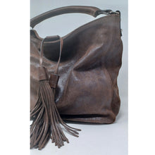 Charger l'image dans la galerie, Magnifique sac en cuir vieilli marron porté épaule avec pompons Maison Berthille