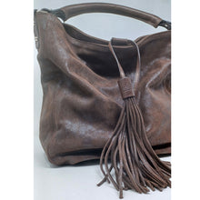 Charger l'image dans la galerie, Magnifique sac en cuir vieilli marron porté épaule avec pompons Maison Berthille