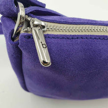 Charger l'image dans la galerie, L'accessoire mode femme essentiel à votre dressing : la Pochette Berthe de la Maison Berthille. Déclinée en velours pour la saison été 2025. SS25