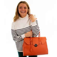 Load image into Gallery viewer, Sac à main cuir Berthille, Modèle Cortina, tannage végétal, extérieur en cuir grainé plaine fleur, porté par notre mannequin.