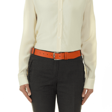 Charger l'image dans la galerie, Ceinture Berthille Étrivière couleur orange, tannage végétal, porté par notre mannequin.