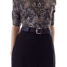 Load image into Gallery viewer, Ceinture Berthille Étrivière couleur noir, tannage végétal, porté par notre mannequin.