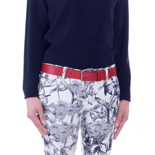 Charger l'image dans la galerie, Ceinture Berthille Étrivière couleur rouge, tannage végétal, porté par notre mannequin.