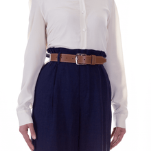 Charger l'image dans la galerie, Ceinture Berthille Étrivière couleur tan, tannage végétal, porté par notre mannequin.