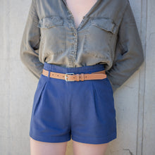 Charger l'image dans la galerie, Ceinture Berthille Étrivière couleur tan, tannage végétal, porté par notre mannequin.