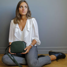 Charger l'image dans la galerie, Sac Berthille Minaudière couleur forêt, tannage végétal, extérieur en cuir grainé, vue de face avec bandoulière.