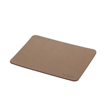 Charger l&#39;image dans la galerie, Tapis de souris en cuir taupe | Accessoire Bureau Maison Berthille
