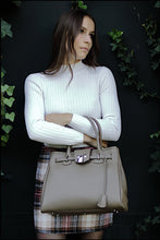 Load image into Gallery viewer, Sac Berthille Vendôme havane, tannage végétal, extérieur en cuir grainé plaine fleur, porté par notre mannequin.