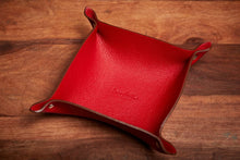 Load image into Gallery viewer, Vide poche en cuir grainé rouge | Maison Berthille